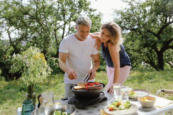 Disfrute de una cómoda cena en pareja con la barbacoa funcional 360 Grill CV